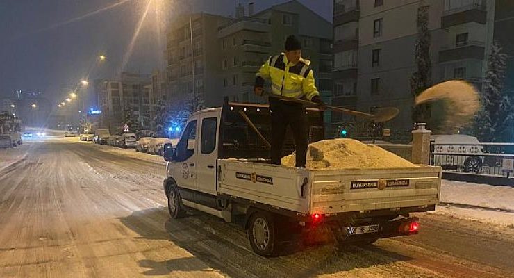 Ankara Büyükşehir Yolları Haftanın İlk Gününe Hazır Hale Getirdi