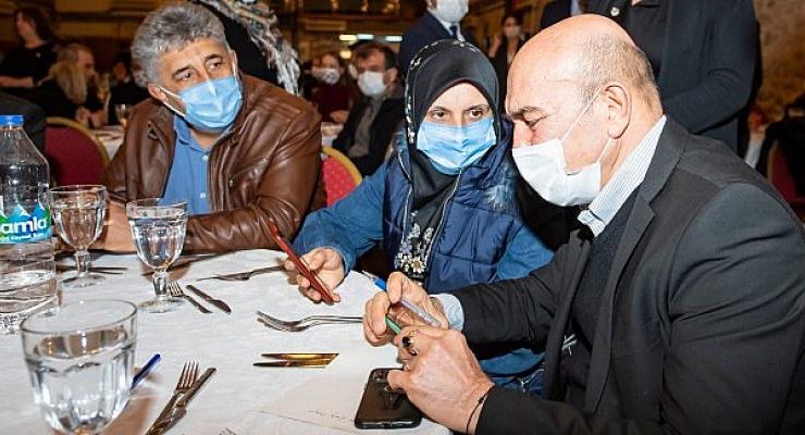 Soyer İzmir depreminde hayatını kaybedenlerin yakınlarıyla buluştu