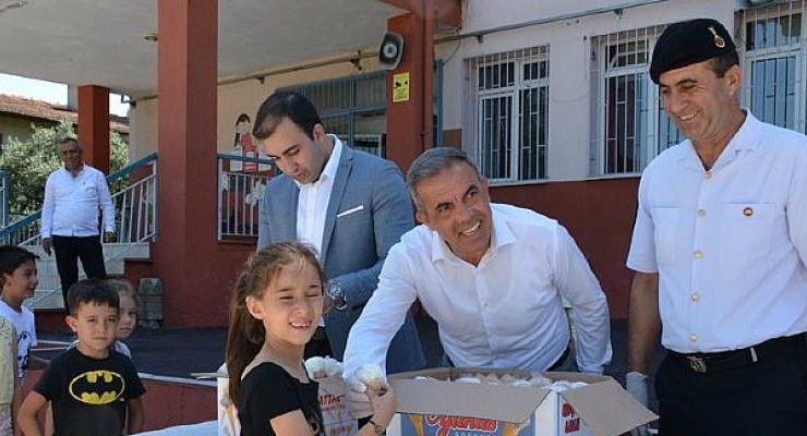 2021-2022 Eğitim ve Öğretim Yılının son haftasında karne sevinci yaşayan öğrenciler Beydağ Belediye Başkanı Feridun Yılmazlar’ın dondurma hediyesi ile mutlu oldular.