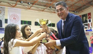 10. Geleneksel Çocuk Oyunları, Burhaniye Atatürk Kapalı Spor Salonu'nda düzenlenen ödül töreni ile tamamlandı