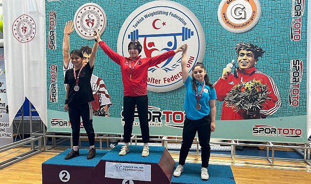Nevşehir Belediyesi sporcuları, Bolu'da düzenlenen Minikler ve 15 Yaş Altı Ferdi Türkiye Halter Şampiyonası'nda 3 gümüş ve 1 bronz madalya kazandı
