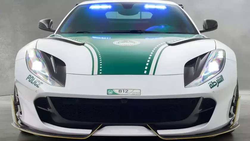 Dubai Polisi Filosuna Mansory İmzalı Ferrari 812 Superfast Ekledi